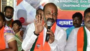 భాగ్యలక్ష్మి ఆలయానికి చేరుకున్న బండి సంజయ్... హైటెన్షన్... ఏం జరగబోతుంది...