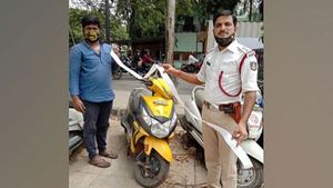 బాబాయిలూ.. బండి తీసుకోండి -రూ.42వేల ట్రాఫిక్ జరిమాన కట్టలేక చివరికిలా..