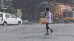 తమిళనాడు అల్లకల్లోలం: చెరువులను తలపిస్తోన్న చెన్నై వీధులు: ఏకధాటిగా: తీరం బిక్కుబిక్కు