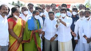 కర్నూల్లో తుంగభద్ర పుష్కరాలు ప్రారంభించిన జగన్‌- సంకల్‌బాగ్‌ ఘాట్‌లో పూజలు