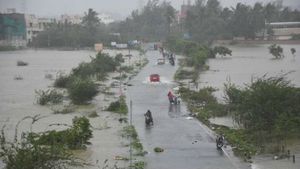చిత్తూరును వణికిస్తున్న 'నివర్' తుఫాన్.. 9 గ్రామాలకు నిలిచిపోయిన రాకపోకలు..