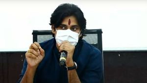 పవన్ కల్యాణ్.. యూటర్న్: జగన్ సర్కార్‌కు ఫుల్ సపోర్ట్‌గా: రాజధానిని తరలించినప్పుడు చూద్దాం