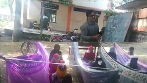 ఆరుబయట క్లాసులు.. చీరల మధ్య పాఠాలు: లెక్కల మాస్టారు ఐడియా: కర్నూలు జిల్లాలో కరోనా పీడ