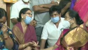  వరలక్ష్మి హత్య : బాధిత కుటుంబాన్ని పరామర్శించిన హోంమంత్రి... రూ.10లక్షలు చెక్కు అందజేత