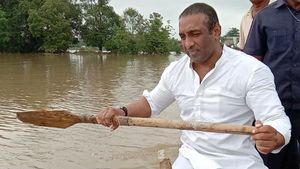 పడవ నడిపిన ఏపీ మంత్రి గౌతంరెడ్డి- పెన్నా నది వరద బాధితుల పరామర్శ..