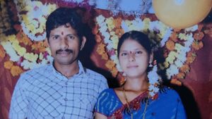  ప్రియుడి కోసం ఓ ఇల్లాలు క్రూరత్వం ... భర్త గుండెలో 12 సార్లు కత్తితో పొడిచి ఆపై..  