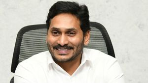 ఏలూరులో సీఎం జగన్ పర్యటన .. తమ్మిలేరు రిటైనింగ్ వాల్ కు శంకుస్థాపన 