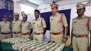 ఏపీఆర్టీసీ బస్సులో రూ. 1.9 కోట్ల నగదు సీజ్: హైదరాబాద్-కర్నూలు 