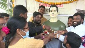 రియల్ హీరో సోనూ సూద్‌కు గుడి కట్టారు: తెలంగాణలోనే, తమ అదృష్టమంటూ గ్రామవాసులు