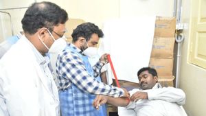  ఆదర్శనీయం: రక్తదానం చేసిన అనంత జిల్లా కలెక్టర్ గంధం చంద్రుడు