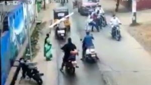 వీడియో: పట్టపగలే నడిరోడ్డుపై అందరూ చూస్తుండగా యువకుడిని పొడిచి చంపేశాడు
