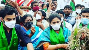  టీడీపీ మాజీమంత్రిపై కేసు: రైతు దీక్షలకు మద్దతుగా రహదారి దిగ్బంధం: ప్రొటోకాల్ ఉల్లంఘన
