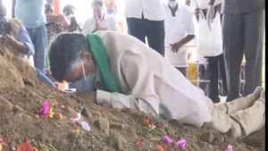 చంద్రబాబు అమరావతి పర్యటన: కాన్వాయ్ అడ్డగింతతో  హై టెన్షన్..దుర్గమ్మే రాజధానికి రక్ష అన్న టీడీపీ చీఫ్ 