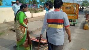 ఏ2గా: వైసీపీ మహిళా నేతపై ఎఫ్ఐఆర్: సీఎంకు చెప్పి ఉద్యోగాలు తొలగిస్తానంటూ బెదిరింపు