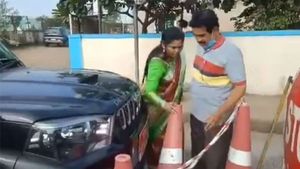  వైసీపీ మహిళా నేత రేవతి మెడకు మరో వివాదం: మేనల్లుడి వీరంగం: ఆసుపత్రి సిబ్బందిపై దౌర్జన్యం