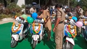 గుంటూరు పోలీసు బైక్‌లకు వైసీపీ రంగులు- జగన్‌కు బర్త్‌డే గిఫ్ట్‌- విమర్శల వెల్లువ