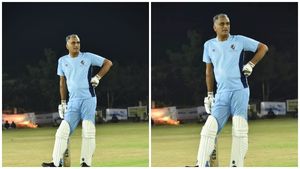 ప్రొఫెషనల్‌ క్రికెటర్‌లా.. టీ20లో అదరగొట్టిన హరీష్ రావు... బౌండరీలతో హోరెత్తించిన మంత్రి...