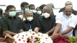 Jayalalithaa: అమ్మా నువ్వే కాపాడు తల్లి, OPS, EPS నివాళులు, హ్యాట్రిక్ కోసం అమ్మ ఆశీర్వాదం ! 