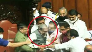  కర్ణాటక శాసన మండలి బాహాబాహీ: డిప్యూటీ ఛైర్మన్‌‌ను లాగేసిన సభ్యులు: బలవంతంగా బయటికి