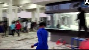 కట్టలు తెంచుకున్న ఉద్యోగుల ఆగ్రహం.. మాన్యుఫాక్చరింగ్ ప్లాంట్‌పై దాడి..పెను విధ్వంసం.. 
