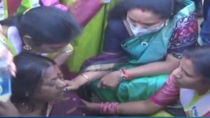 మానవత్వం చాటుకున్న ఎమ్మెల్సీ కవిత... కారు దిగి ఆ మహిళకు సపర్యలు,ఆస్పత్రికి తరలింపు..