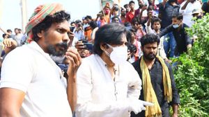 రైతులకు బాసట: తుపాన్ ప్రభావిత ప్రాంతాల్లో పంటలు పరిశీలిస్తోన్న పవన్ కల్యాణ్..