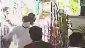 మంత్రి పేర్ని నానిపై హత్యాయత్నం..సీపీటీవీ ఫుటేజీ విడుదల: కాపు గాసి మరీ: చంపడానికే ప్లాన్