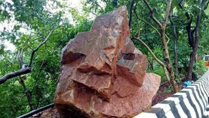 తిరుమలకు వెళ్తున్నారా? కాస్త జాగ్రత్త: భారీ వర్షాల ధాటికి ప్రమాదకరంగా ఘాట్ రోడ్డు