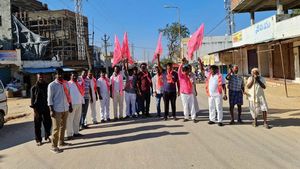 భారత్ బంద్‌... కరీంనగర్‌లో ఉద్రిక్తత.. టీఆర్ఎస్-కాంగ్రెస్ తోపులాట...? 