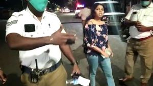 Liquor lady: పోలీసులను ఎగిరెగిరి తన్నిన శివగామి, రేయ్... నేను ఎవరో తెలుసా, బూతులు, అసలే సినిమా ఫీల్డ్! 