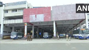 Karnataka Bandh: బెంగళూరులో హై అలర్ట్, బస్సులపై రాళ్లదాడి, హ్యాండ్ ఇచ్చిన వ్యాపారులు, సీన్ రివర్స్ ! 