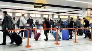 UK returnees: 18 మందికి పాజిటివ్, టచ్ లో 146 మంది, గిర్రున తిరిగేశారు, ఇళ్లకు పోస్టర్లు, బ్యారికేడ్లు ! 