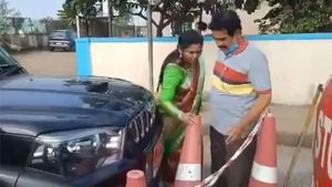 వీడియో: టోల్‌గేట్ సిబ్బంది చెంప పగులగొట్టిన వైసీపీ మహిళా నాయకురాలు: వడ్డెర కార్పొరేషన్ నుంచి