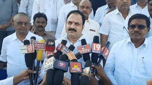కర్నూల్ జిల్లాలో వైసీపీ వర్సెస్ టీడీపీ .. తాజా, మాజీ ఎమ్మెల్యేల అవినీతి భాగోతం 