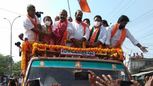  ఓరుగల్లులో కదం తొక్కిన తెలంగాణా కాషాయ దళపతి బండి సంజయ్ .. భారీ ర్యాలీ తో పాటు కీలకనేతల చేరికలు