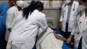 వీడియో: టిఫిన్ చేయకుండా కోవిషీల్డ్ వ్యాక్సిన్: విజయవాడ హెల్త్ వర్కర్‌కు ఏమైందో తెలుసా? 