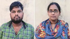  సెక్సీ ఫొటోలతో హారిక వలపువల -డేటింగ్ పేరుతో భారీ చీటింగ్ -భర్త సిక్ - కుటుంబ పోషణకు పక్కదారి