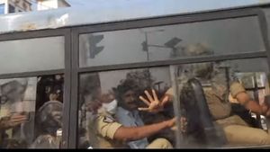 గొల్లపూడిలో దేవినేని ఉమా అరెస్ట్ .. టీడీపీ, వైసీపీ కార్యకర్తల నినాదాలతో తీవ్ర ఉద్రిక్తత, దీక్షకు నో పర్మిషన్ 