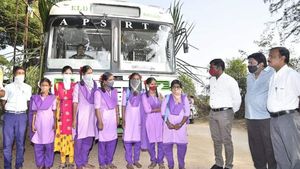 అనంత కలెక్టర్‌ను కదిలించిన ఫేస్‌బుక్ పోస్ట్: 24 గంటల్లోనే బస్సు: స్టూడెంట్స్‌తో కలిసి ప్రయాణం