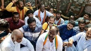  చల్లారని రామతీర్థం వేడి: రూటు మార్చిన జనసేన: పోరాట కమిటీ తెరమీదికి: సోము వీర్రాజు డైరెక్షన్‌లో