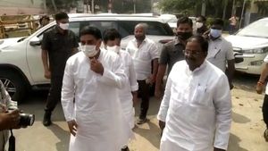 గవర్నర్‌తో బీజేపీ-జనసేన నేతల  భేటీ- గతానుభవాలు రిపీట్ కానివ్వొద్దని వినతి