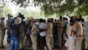 రంగంలో జనసేన: రామతీర్థంలో ఉద్రిక్తత: రోడ్లన్నీ క్లోజ్..అడ్డుగా బ్యారికేడ్లు: బందోబస్తు