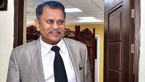 జోరు పెంచిన నిమ్మగడ్డ- సచివాలయాలూ, వాలంటీర్లకూ షాక్‌- డీజీపీ బదిలీ ప్రచారం ?