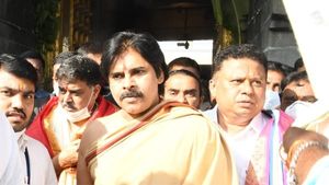 తిరుమలలో పవన్ కల్యాణ్: శ్రీవారి దర్శనం: కాస్సేపట్లో ప్రెస్‌మీట్: తిరుపతి బరిపై ఉత్కంఠత