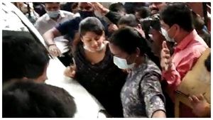 Radhika: పోలీసుల ముందు మాజీ సీఎం భార్య, నేనుపారిపోలేదు, పారిపోను, మాటమీద నిలబడుతా, తెలుసా ! 