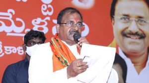 రామతీర్థం వద్ద సోము వీర్రాజు అరెస్ట్: చంద్రబాబుకు అనుమతి ఎలా?: టీడీపీతో వైసీపీ కుమ్మక్కు