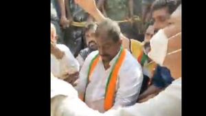 రామతీర్ధంలో మళ్ళీ ఉద్రిక్తత .. బీజేపీ నేతలకు పోలీసులకు తోపులాట.. సొమ్మసిల్లి పడిపోయిన సోము వీర్రాజు