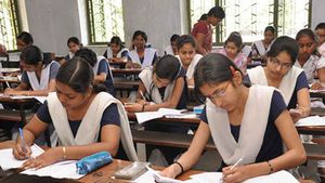 ఎగ్జామ్స్ టైమ్: విద్యార్థులకు శుభవార్త చెప్పిన సర్కార్: బంపర్ ఆఫర్: ప్రైవేటు స్కూళ్లకూ
