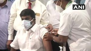 మంత్రికి వ్యాక్సిన్: తొలిసారిగా రాజకీయ నేతకు: ఆ హోదాలో ఇంజెక్షన్
