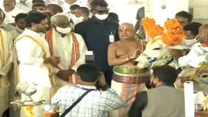 జగన్ గోత్ర నామం.. జన్మనక్షత్రం ఇదే: వైభవంగా గోపూజ..ప్రదక్షిణ: అన్యమతస్తుడనే విమర్శలకు చెక్